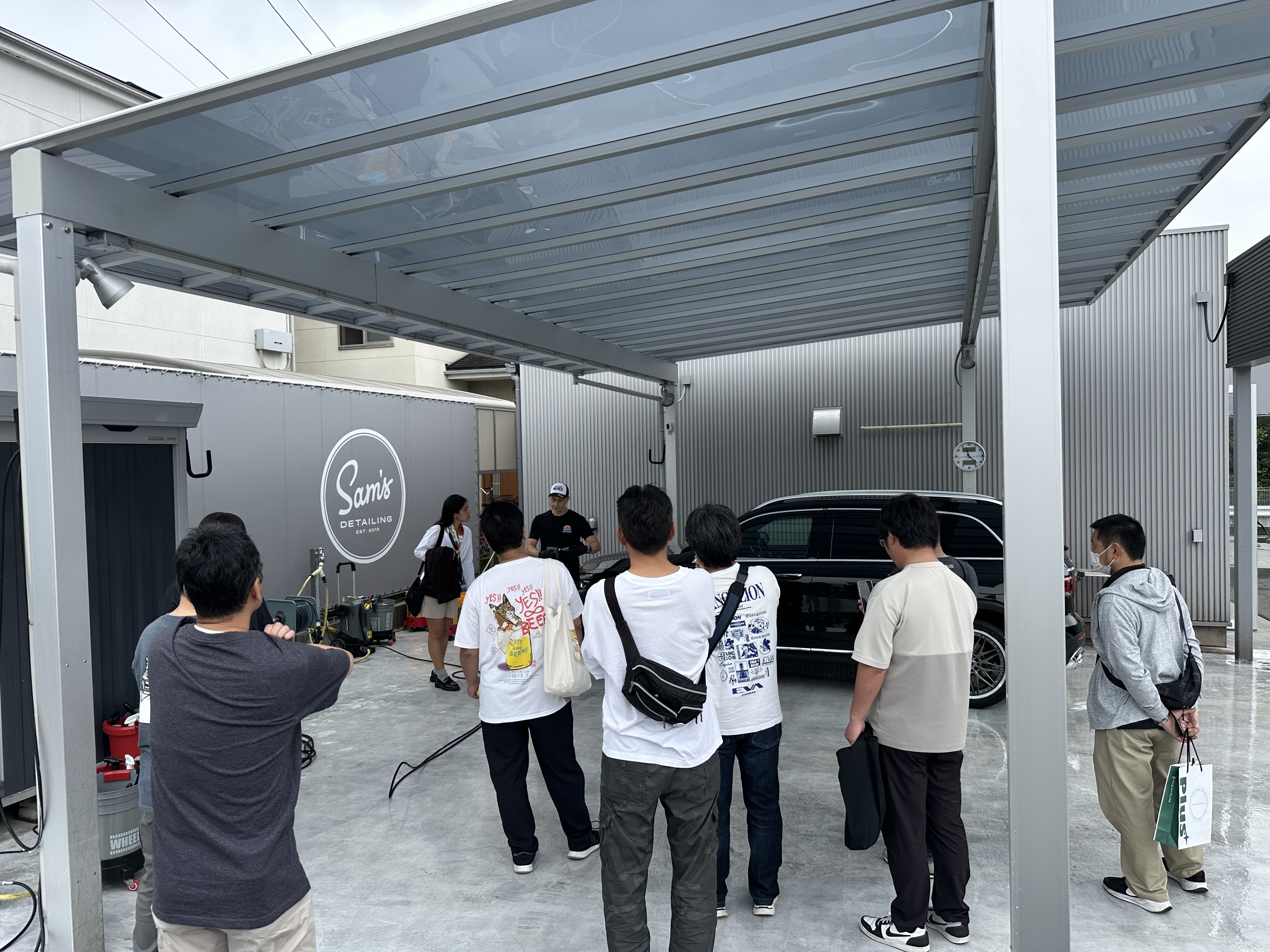 Microfiber Madness CEO トーマス氏による洗車講義の様子
