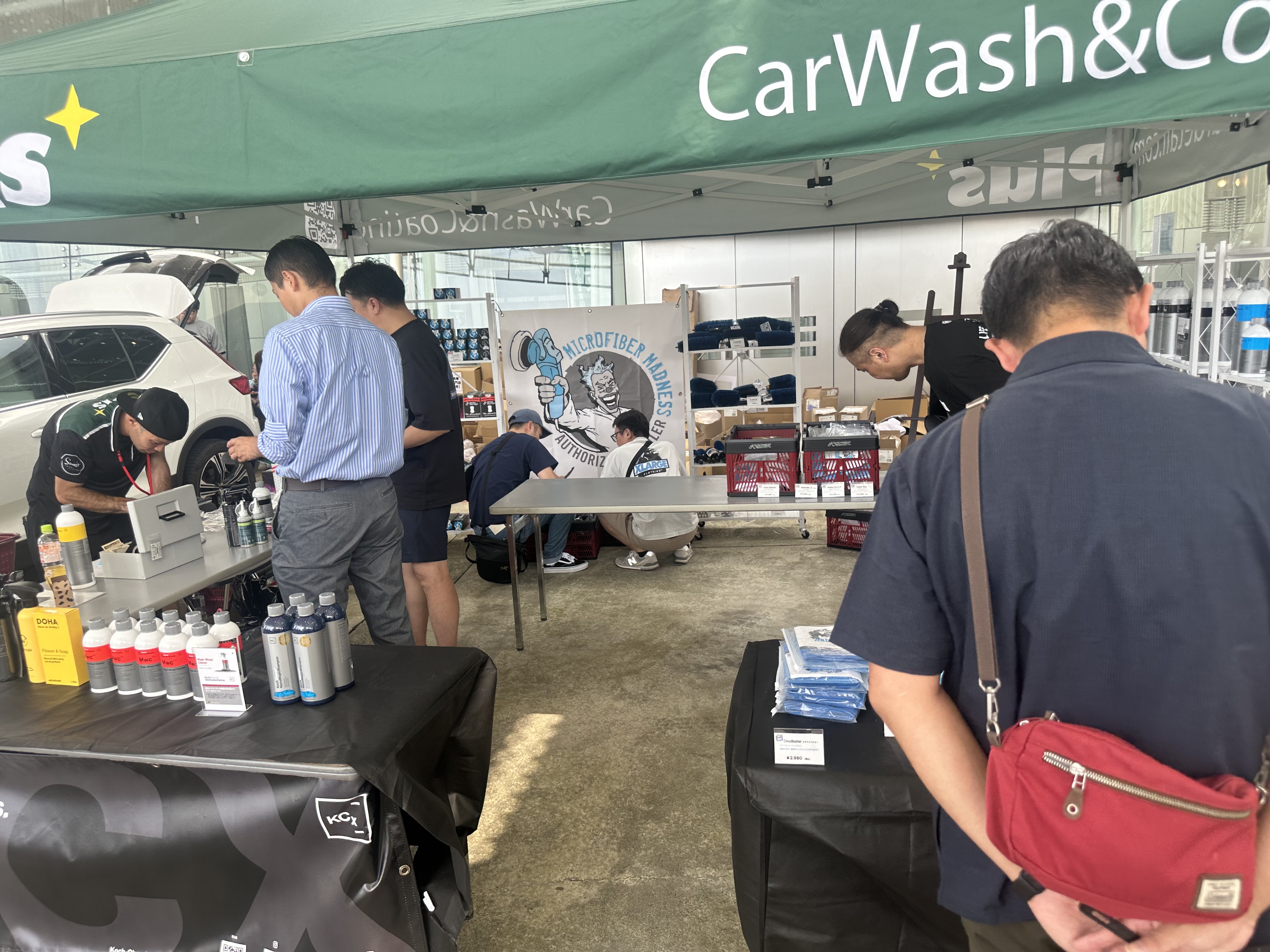 Plusブース内の様子。Koch Chemie製品に来場者が集まる