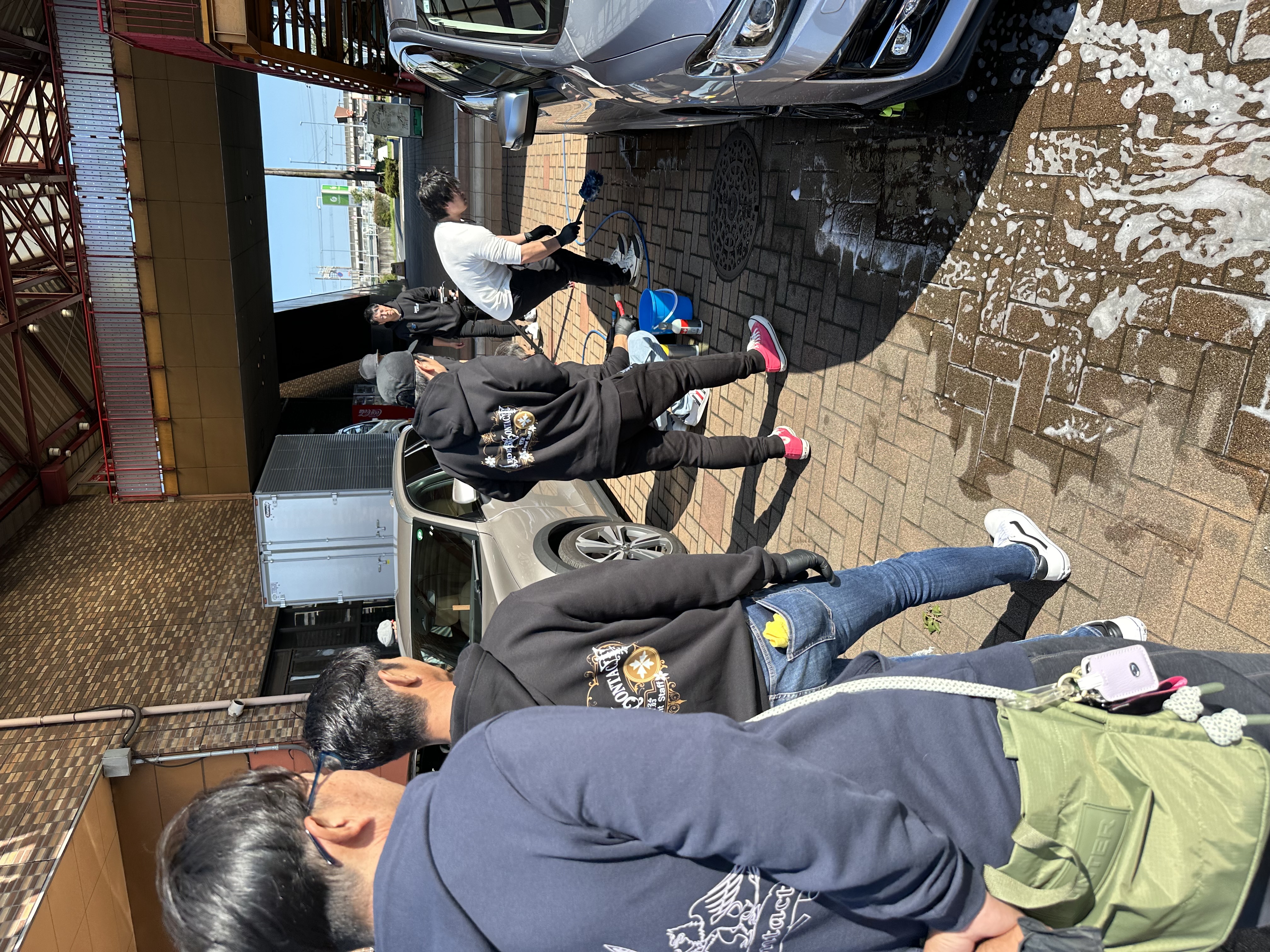 Plusスタッフによる洗車実演の様子