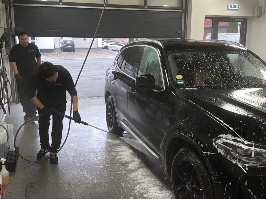 本社トレーニング施設での実車を使った洗浄実習