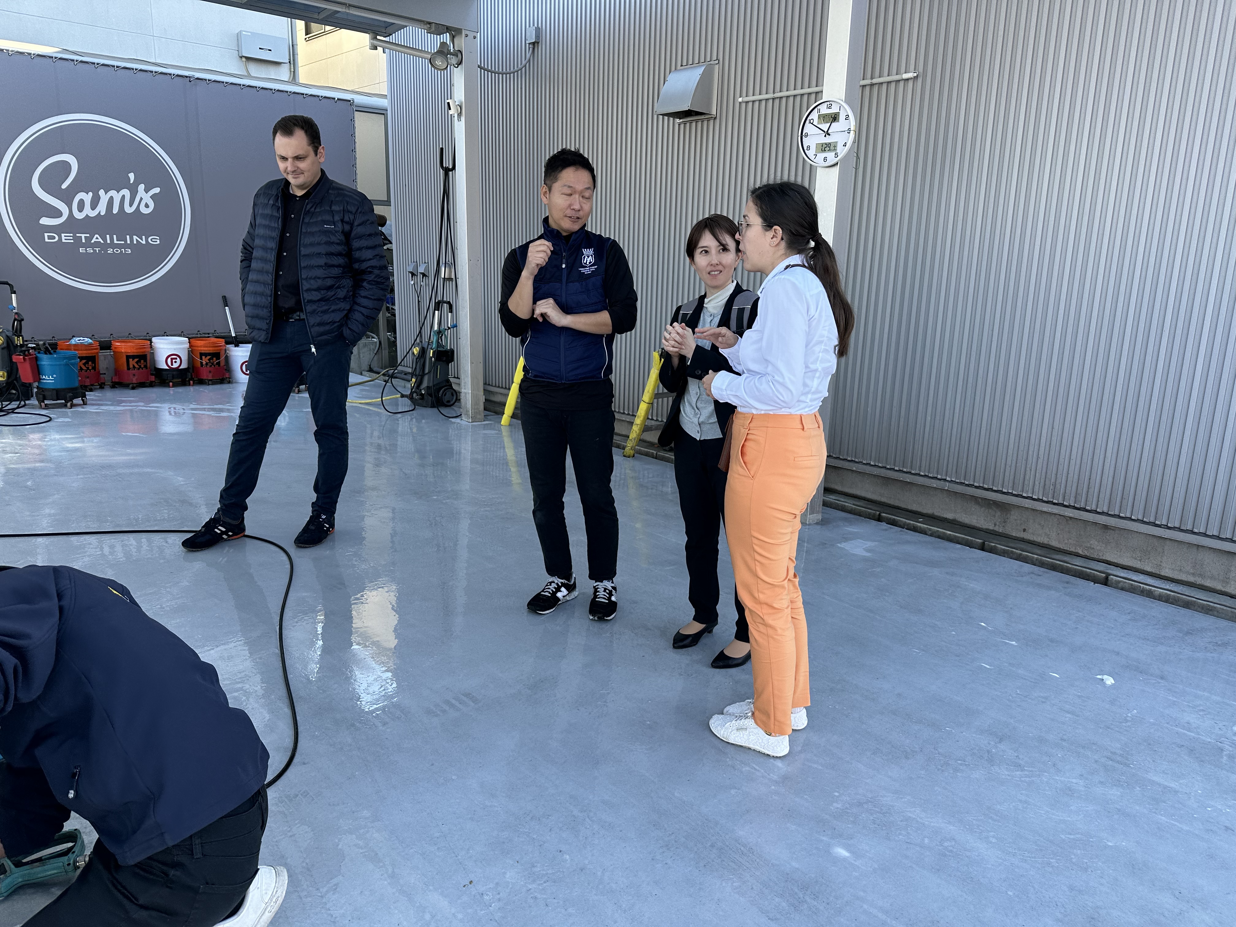 Plus刈谷店内での情報交換の様子