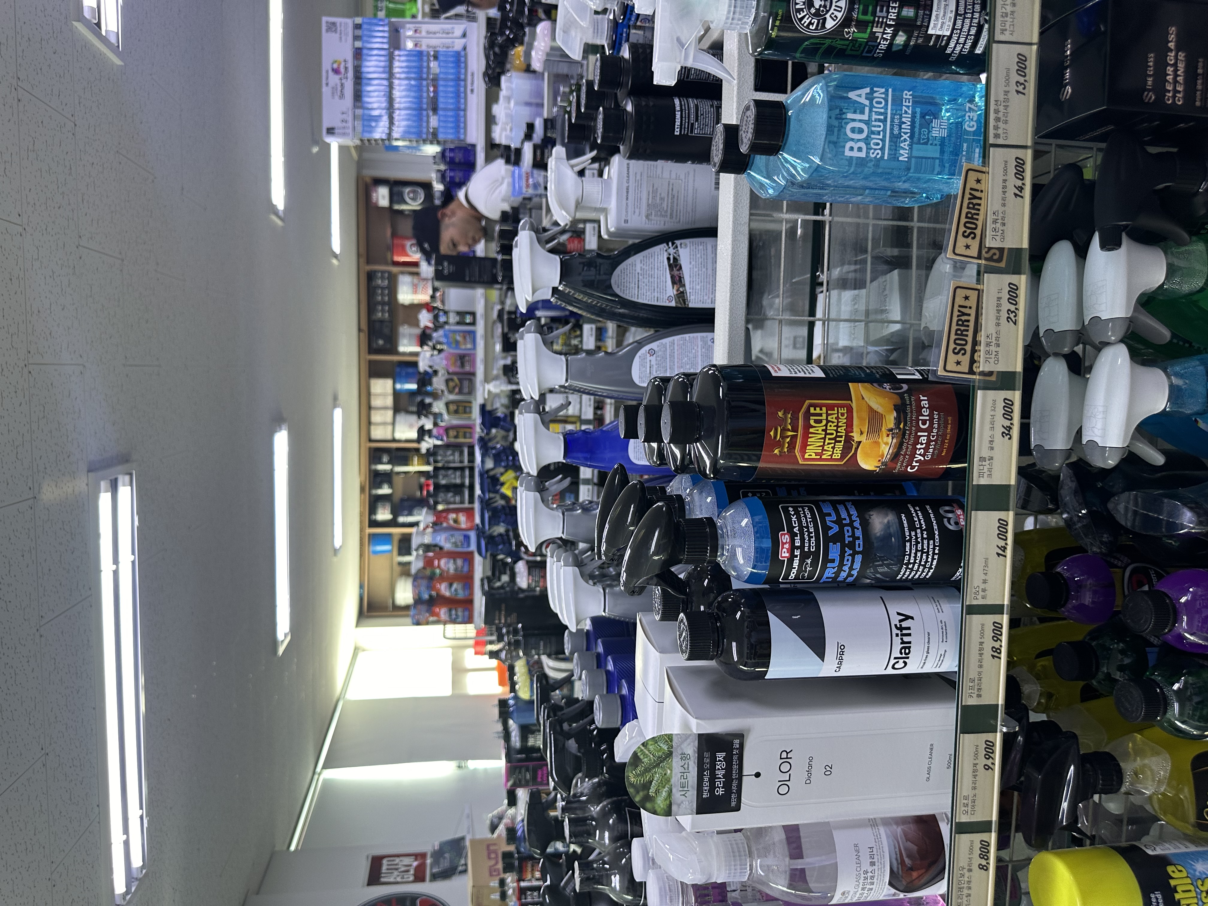 AUTOWAX店内のカーケア製品棚