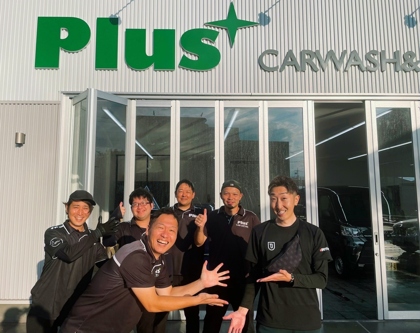 名古屋氏とPlusスタッフによる集合写真