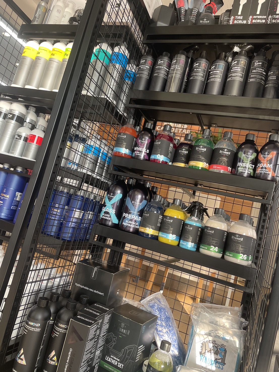 Plus刈谷店内のカーケア製品棚