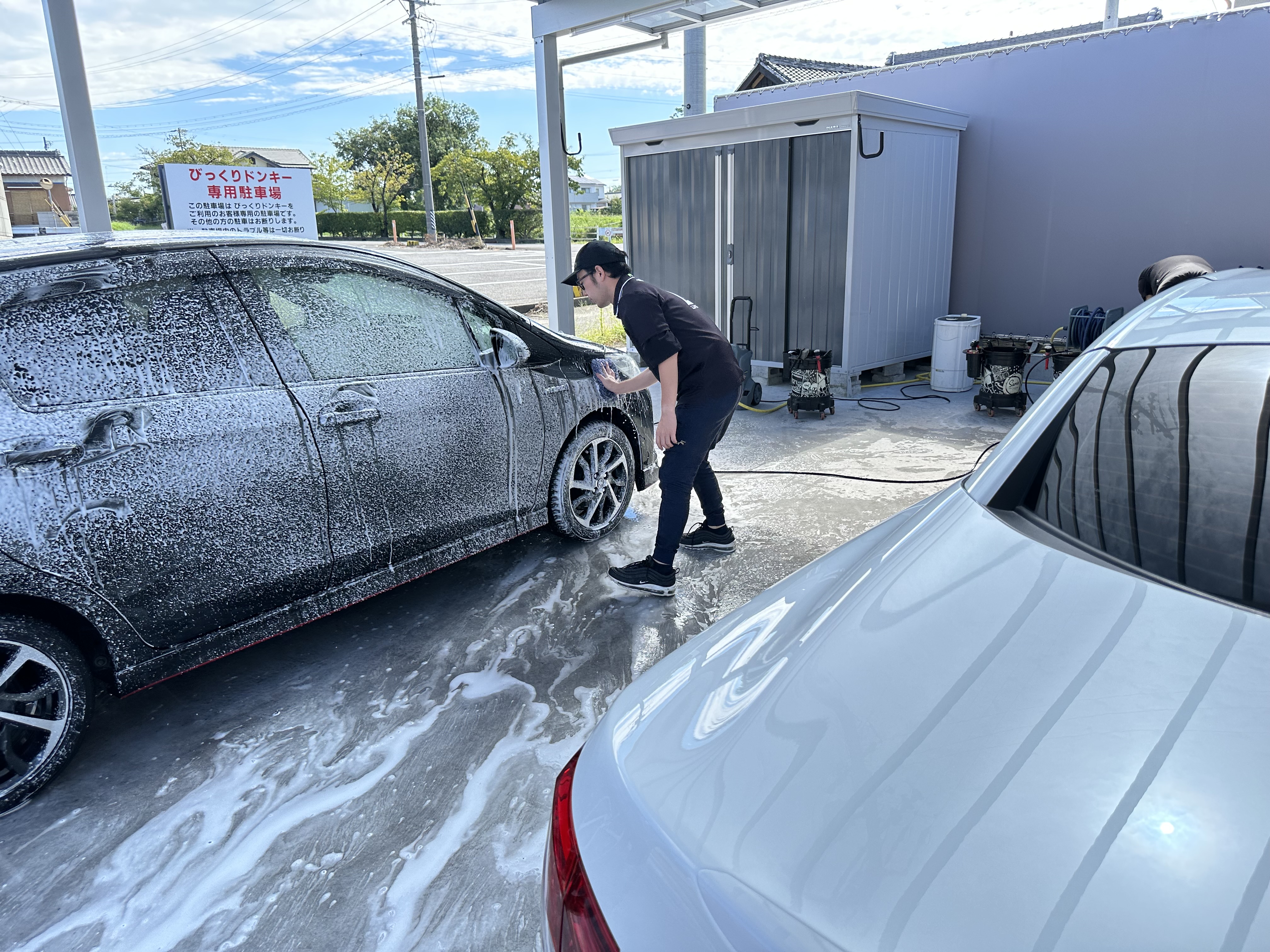 Plus刈谷店でフォームウォッシュを行う川上氏