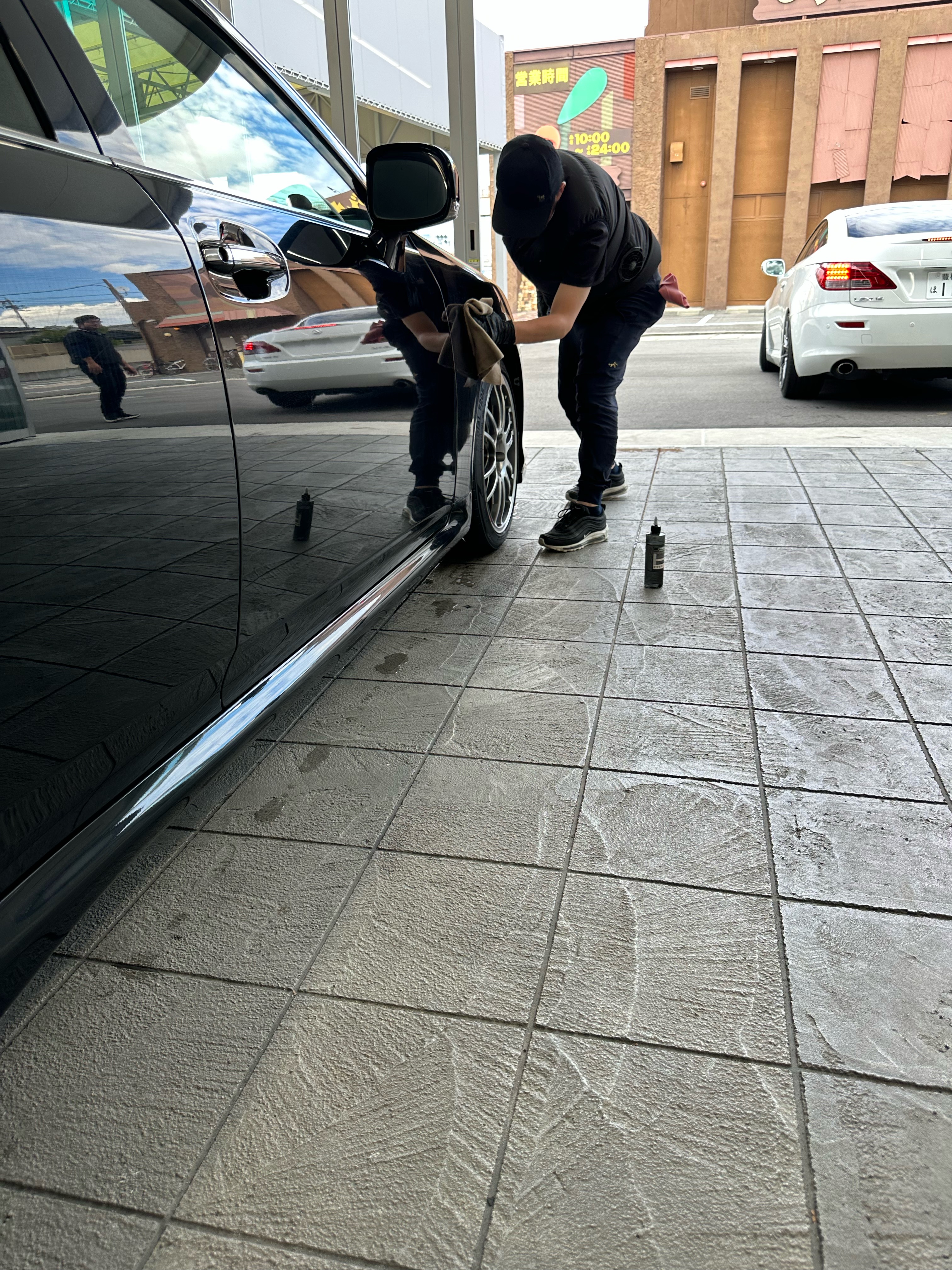 ディテイリング作業に取り組む川上氏